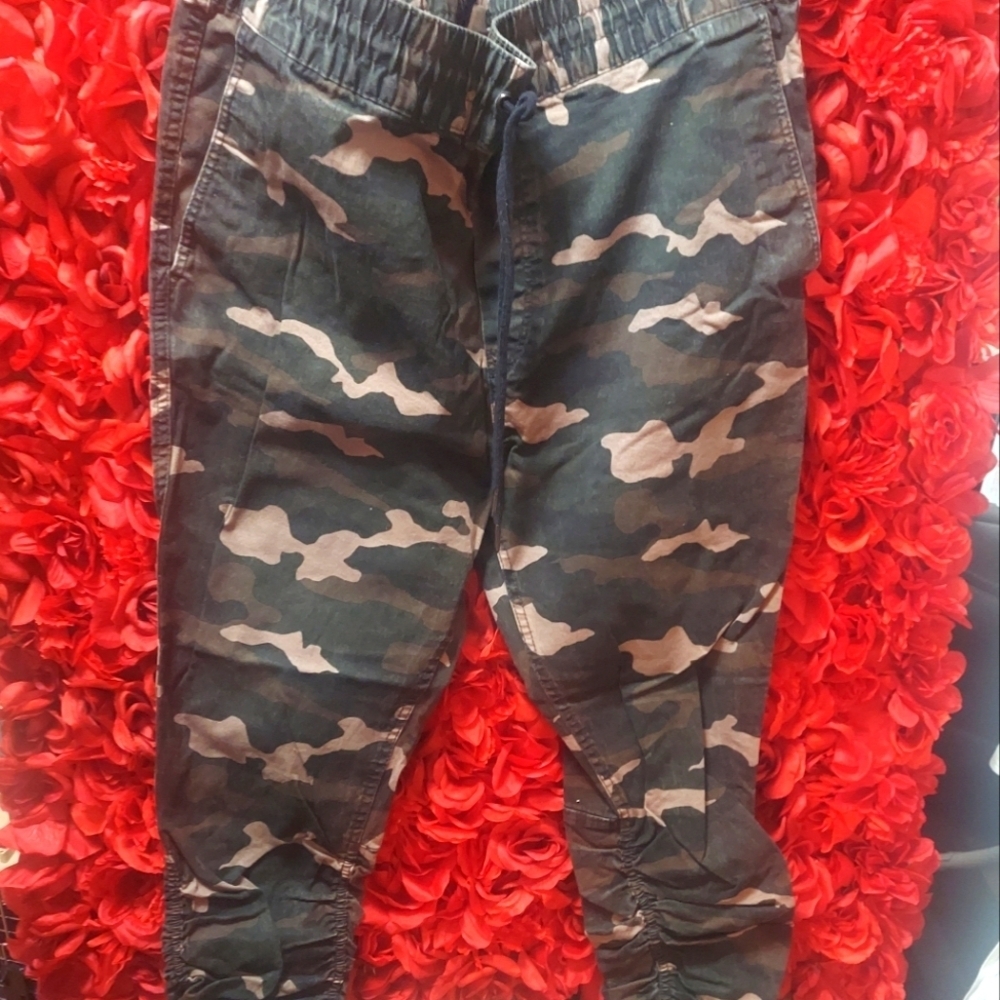 Divided Women's Size US 36 Camoflauge pants with pockets and ruched ankles
